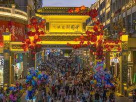 广西梧州：中国骑楼城“五一”假日人气旺