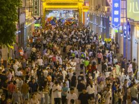 广西梧州：中国骑楼城“五一”假日人气旺