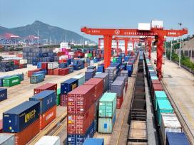 江苏连云港：节日不停歇 中欧班列装卸忙