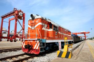 江苏连云港：节日不停歇 中欧班列装卸忙