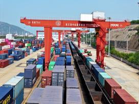 江苏连云港：节日不停歇 中欧班列装卸忙