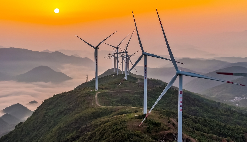 江西瑞昌：风力发电机矗立在群山云海之中