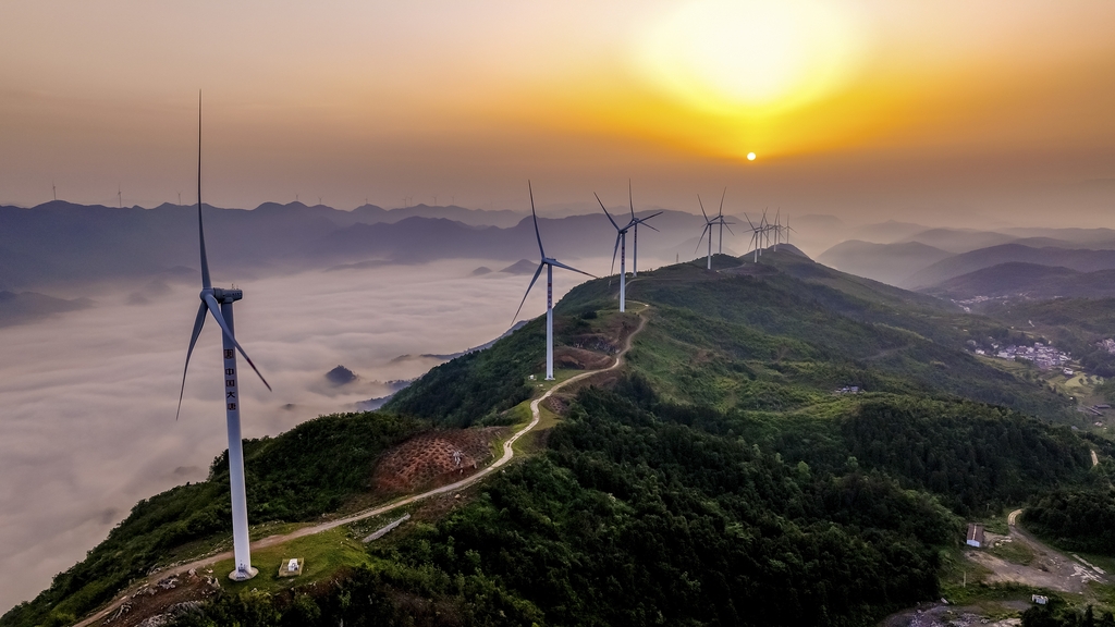 江西瑞昌：风力发电机矗立在群山云海之中