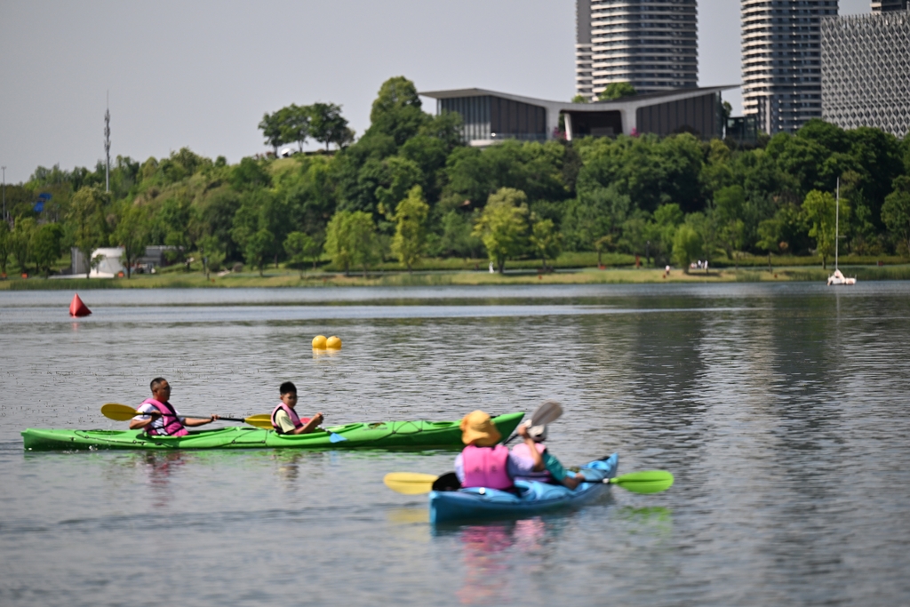 四川成都：民众泛舟享清凉
