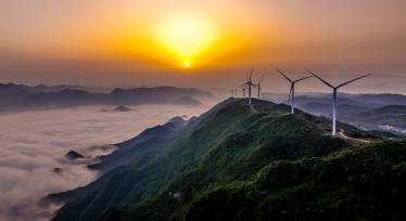 江西瑞昌：风力发电机矗立在群山云海之中