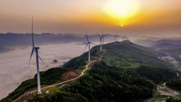 江西瑞昌：风力发电机矗立在群山云海之中