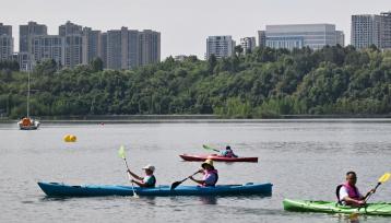 四川成都：民众泛舟享清凉