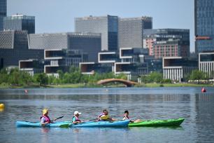 四川成都：民众泛舟享清凉