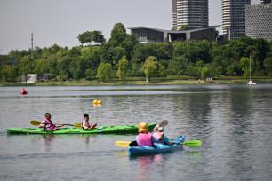 四川成都：民众泛舟享清凉