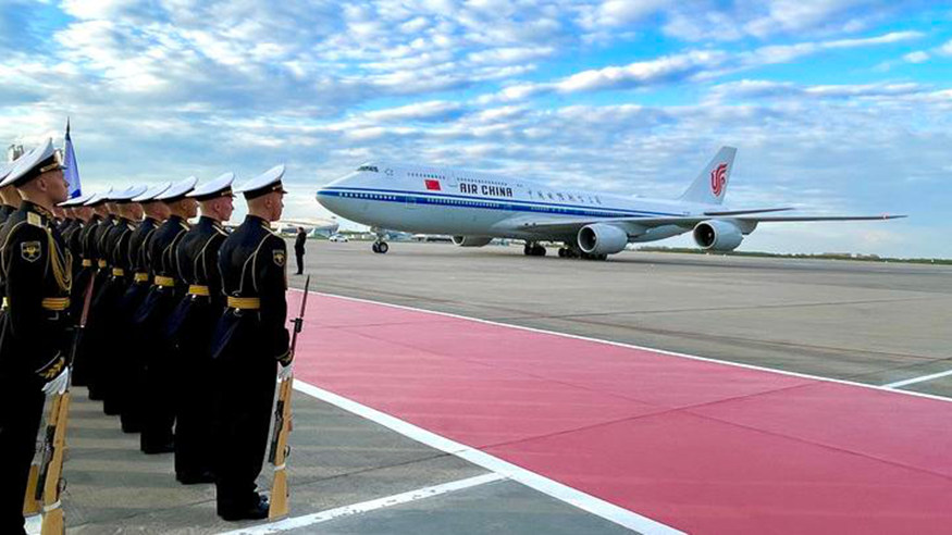 习近平主席抵达俄罗斯莫斯科 受到热烈欢迎