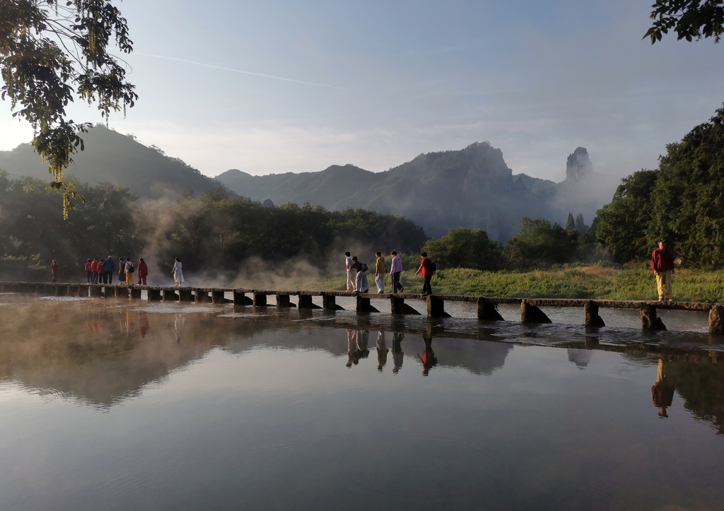 浙江丽水：缙云仙都景区晨雾缭绕