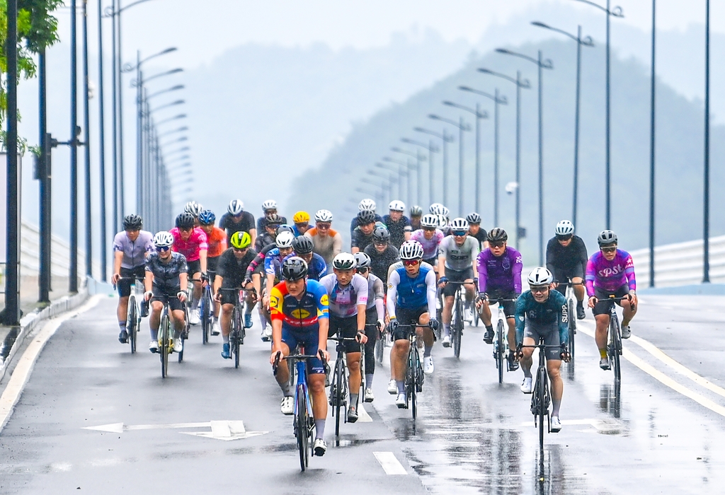 浙江杭州：8000名骑手竞逐千岛湖畔