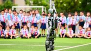江西赣州：人形机器人进校园