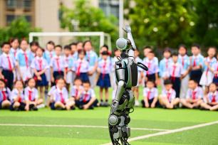 江西赣州：人形机器人进校园