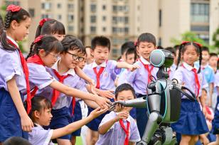 江西赣州：人形机器人进校园