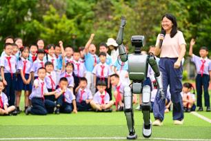 江西赣州：人形机器人进校园