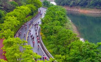 浙江杭州：8000名骑手竞逐千岛湖畔