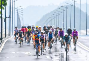 浙江杭州：8000名骑手竞逐千岛湖畔