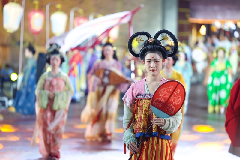 湖北襄阳：多彩活动点亮古城“新夜态”