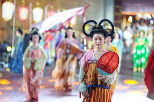 湖北襄阳：多彩活动点亮古城“新夜态”