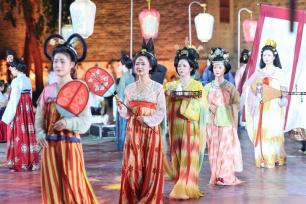 湖北襄阳：多彩活动点亮古城“新夜态”