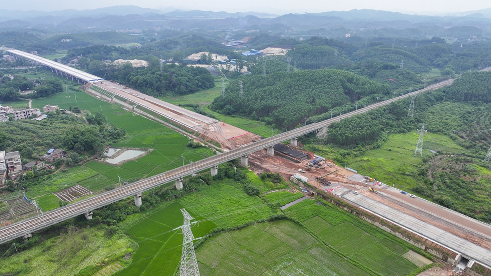 广西梧州：苍容高速建设加快推进