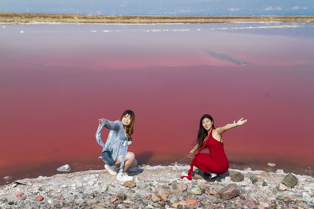 山西运城：七彩盐湖引客来