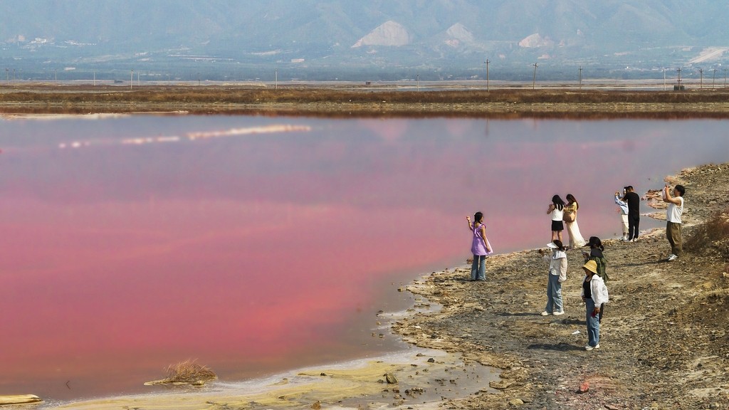 山西运城：七彩盐湖引客来