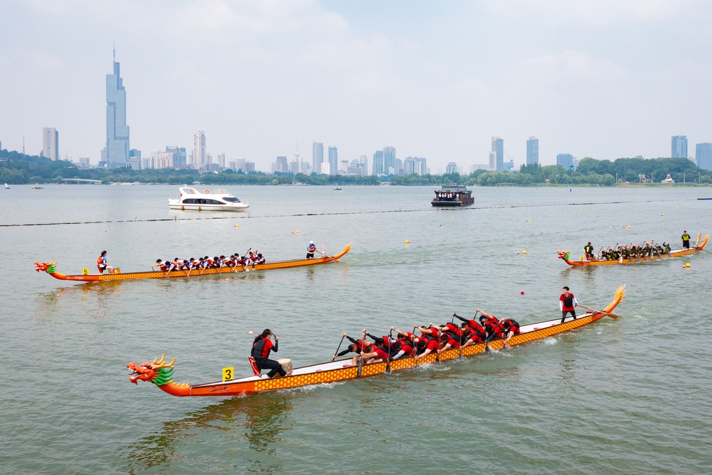 江苏南京：玄武湖上赛龙舟