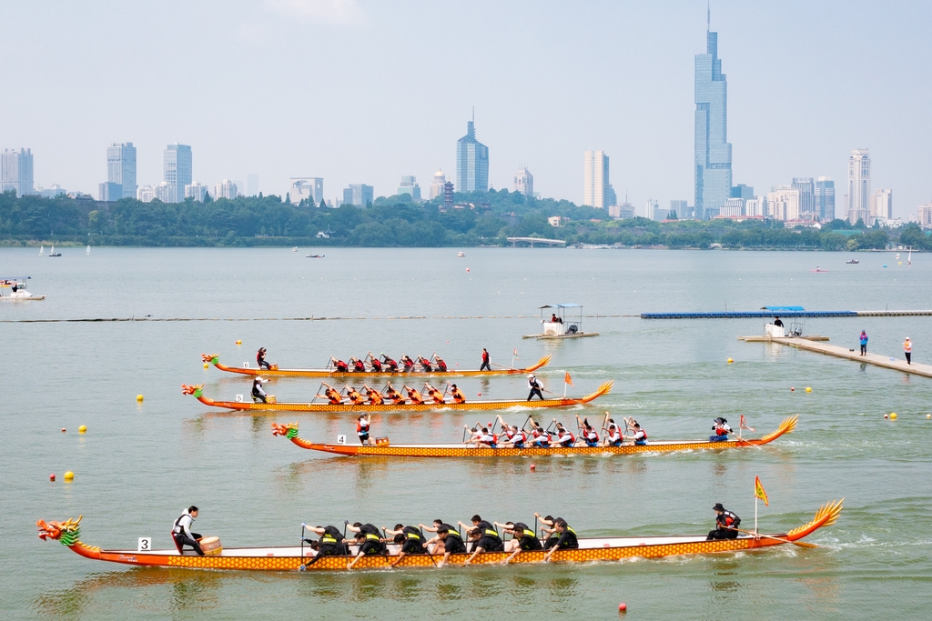 江苏南京：玄武湖上赛龙舟