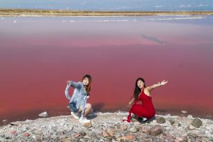 山西运城：七彩盐湖引客来