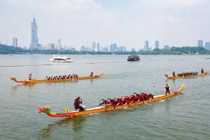 江苏南京：玄武湖上赛龙舟