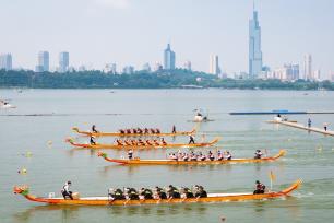 江苏南京：玄武湖上赛龙舟