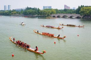 江苏南京：玄武湖上赛龙舟