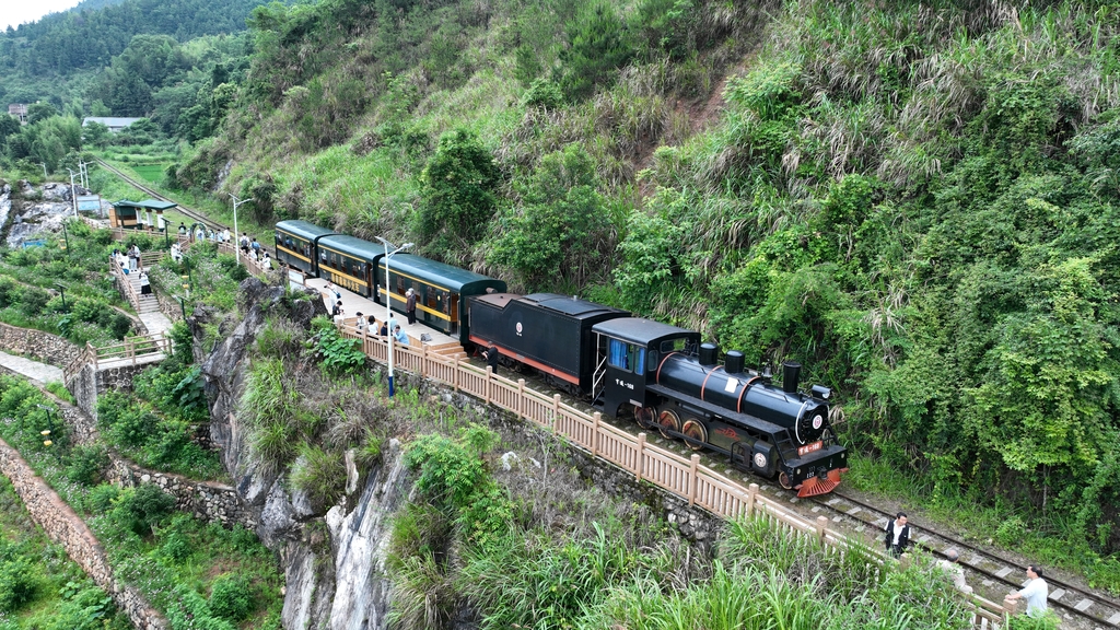 江西赣州：乘森林小火车畅游乡村