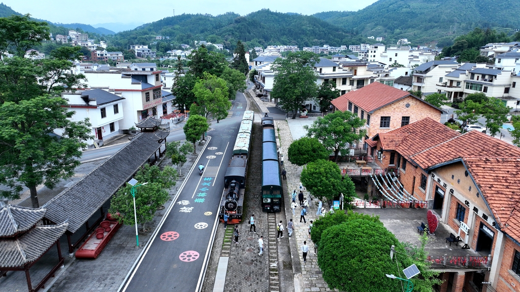 江西赣州：乘森林小火车畅游乡村
