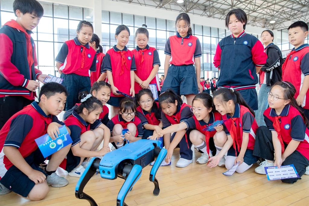 浙江湖州：山里娃感受科技魅力