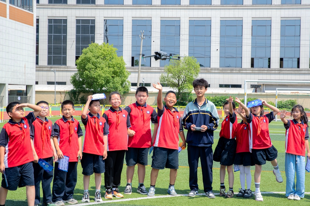 浙江湖州：山里娃感受科技魅力