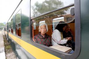 江西赣州：乘森林小火车畅游乡村