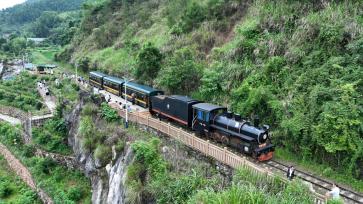 江西赣州：乘森林小火车畅游乡村