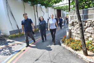 山东枣庄：葡萄生态村吸引“纳凉客”