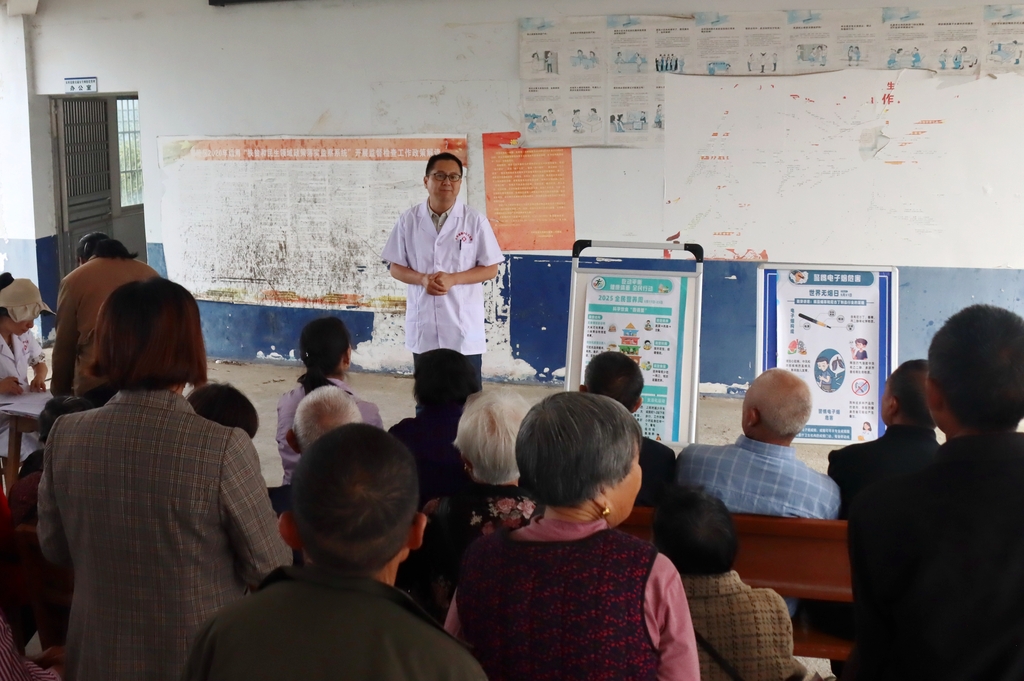 湖北宜昌：进村入户为村民免费体检