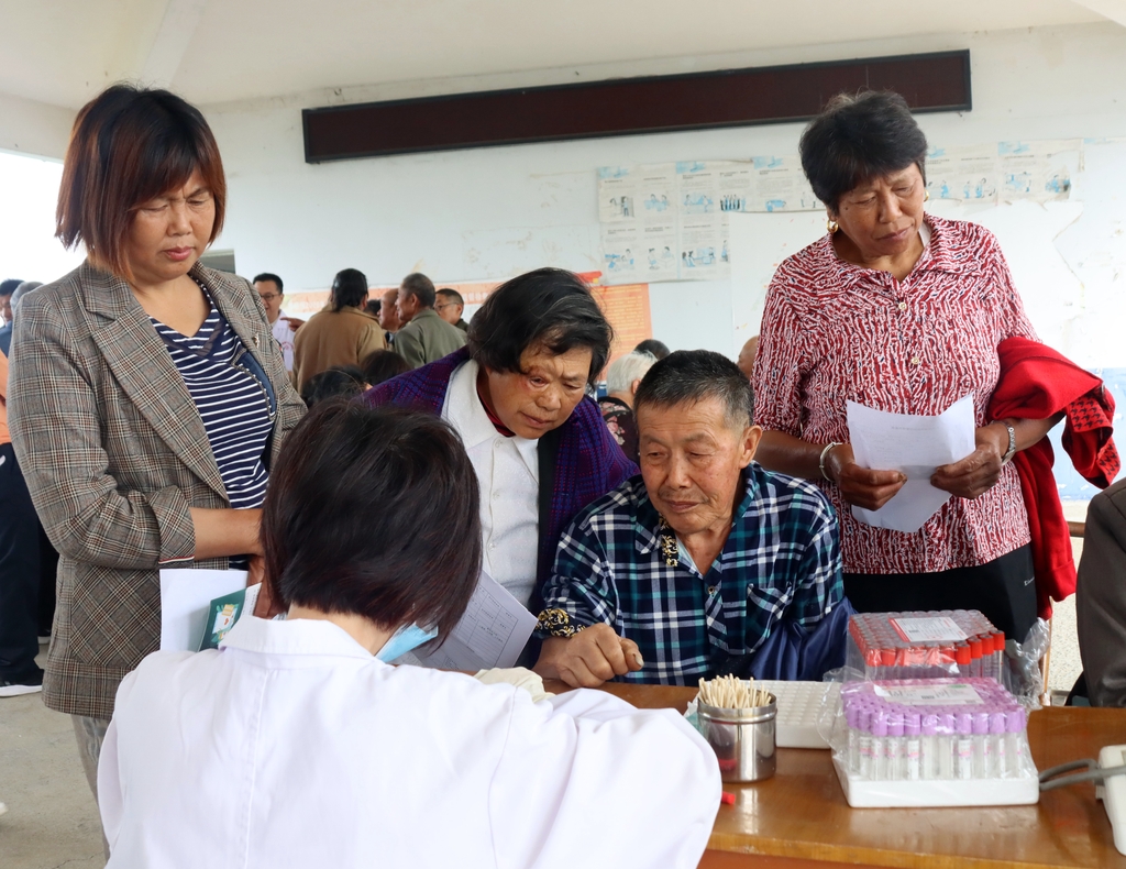 湖北宜昌：进村入户为村民免费体检