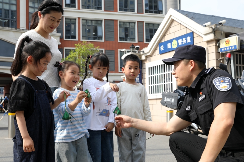 江苏扬州：暖心粽子送警察