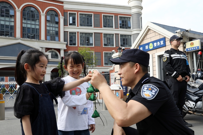 江苏扬州：暖心粽子送警察