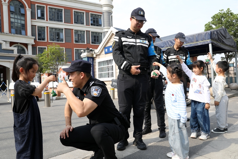 江苏扬州：暖心粽子送警察