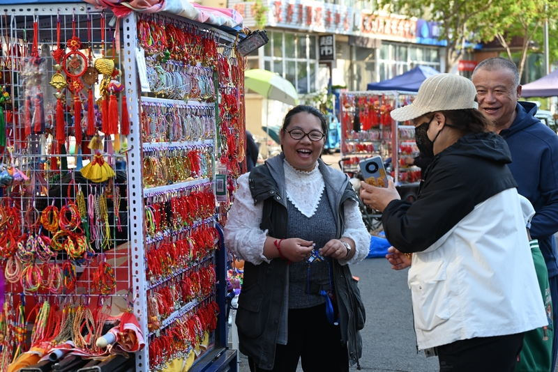 黑河市大早市端午饰品热销 节日氛围渐浓