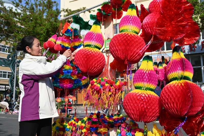 黑河市大早市端午饰品热销 节日氛围渐浓