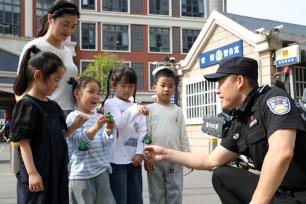 江苏扬州：暖心粽子送警察