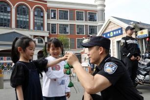 江苏扬州：暖心粽子送警察